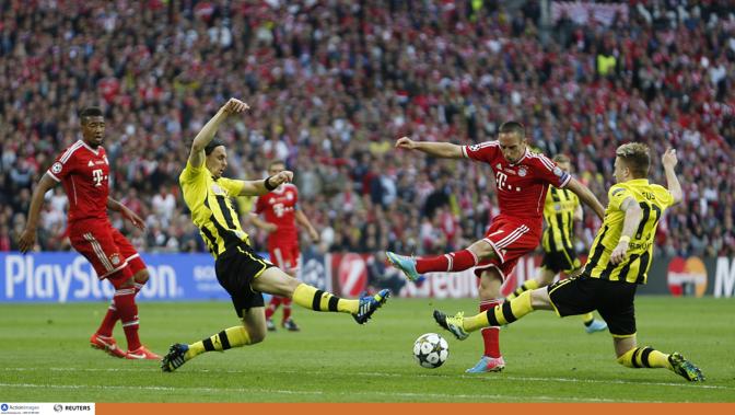 Ribery al tiro, Hummels in tackle. Action Images